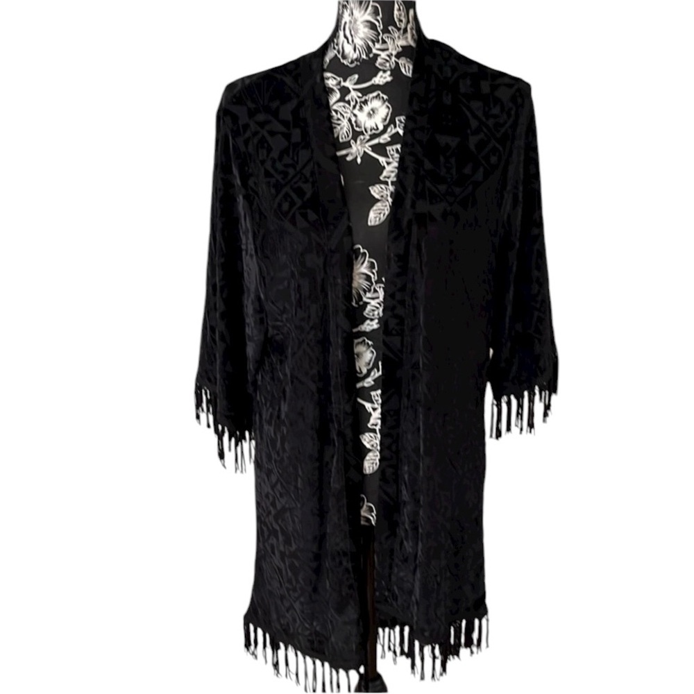 𝅺Kendall & Kylie size  medium black flocked velvet  short kimono top NWOT